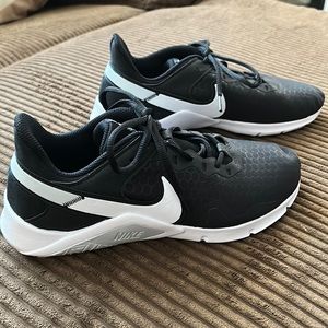 🖤🤍Nike Legend Essential 2 women’s training shoe, size 9🤍🖤